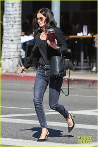 courteney-cox-goes-shopping-with-amanda-anka-06.jpg