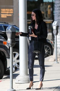 courteney-cox-street-style-03-21-2019-1.jpg