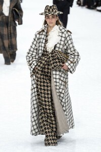 defile-chanel-automne-hiver-2019-2020-paris-look-2.thumb.JPG.871922e907e3b0e13f49752680a3b9a7.JPG