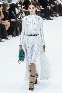 defile-chanel-automne-hiver-2019-2020-paris-look-51.thumb.JPG.8d339992f36babec2c9dc425546ab1b7.JPG
