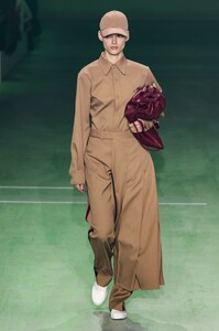 defile-lacoste-automne-hiver-2019-2020-paris-look-3.thumb.jpg.eaad3f4f966ad382fa4df41370dcb8de.jpg