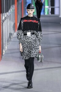 defile-louis-vuitton-automne-hiver-2019-2020-paris-look-24.thumb.jpg.bfc998c105c24e048c568fa44bdf0a04.jpg