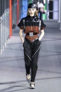 defile-louis-vuitton-automne-hiver-2019-2020-paris-look-25.thumb.jpg.76e719c1b8bd3367c56c76c63867983f.jpg