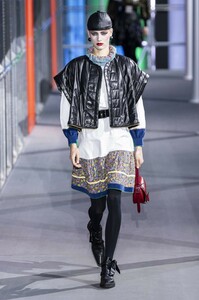 defile-louis-vuitton-automne-hiver-2019-2020-paris-look-26.thumb.jpg.448b6ce07cd4bff3c105210c66e5519d.jpg
