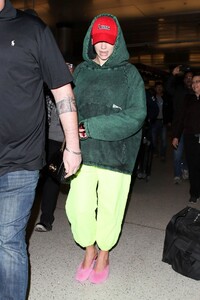 dua-lipa-at-lax-airport-in-la-03-13-2019-0.thumb.jpg.16d418b079813086c91ffd8bcba52bf6.jpg