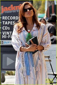 eva-mendes-stops-by-a-bookstore-02.jpg