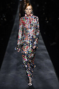 givenchy-rf19-0169.thumb.jpg.be20f069d2bbfcf5183398dc2b4834ee.jpg