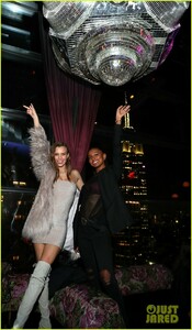 idris-elba-couples-up-fiance-sabrina-dhowre-tao-05.thumb.JPG.d9ae67d0818fb1a52e697089c29e2a3f.JPG