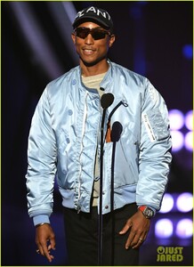 jamie-foxx-pharrell-williams-2019-iheartradio-awards-05.jpg