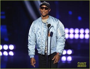 jamie-foxx-pharrell-williams-2019-iheartradio-awards-09.jpg