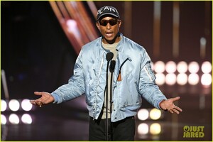 jamie-foxx-pharrell-williams-2019-iheartradio-awards-10.jpg