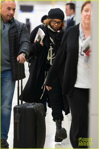 janet-jackson-keeps-low-profile-airport-arrival-01.jpg