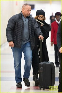 janet-jackson-keeps-low-profile-airport-arrival-03.jpg