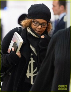 janet-jackson-keeps-low-profile-airport-arrival-04.jpg