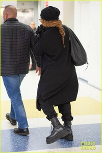 janet-jackson-keeps-low-profile-airport-arrival-05.jpg