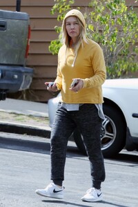 jennie-garth-street-style-studio-city-03-20-2019-3.jpg