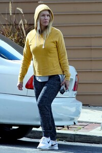 jennie-garth-street-style-studio-city-03-20-2019-5.jpg