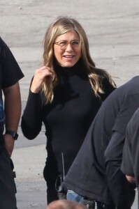 jennifer-aniston-filming-with-steve-carell-in-los-angeles-03-21-2019-0.jpg