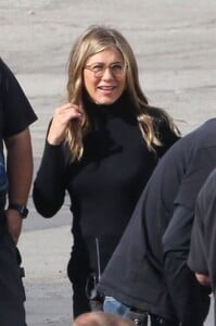 jennifer-aniston-filming-with-steve-carell-in-los-angeles-03-21-2019-0.jpg