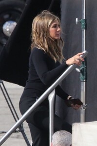jennifer-aniston-filming-with-steve-carell-in-los-angeles-03-21-2019-1.jpg