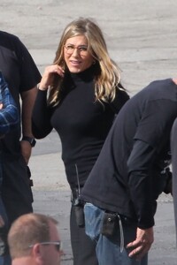 jennifer-aniston-filming-with-steve-carell-in-los-angeles-03-21-2019-2.jpg