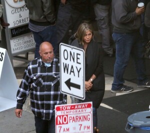 jennifer-aniston-murder-mystery-set-in-los-angeles-03-19-2019-4.jpg