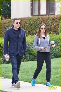 jennifer-garner-ben-affleck-step-out-together-01.jpg