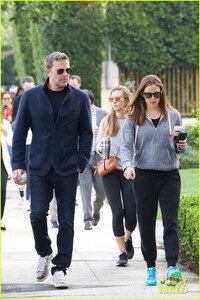 jennifer-garner-ben-affleck-step-out-together-02.jpg