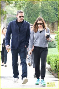 jennifer-garner-ben-affleck-step-out-together-03.jpg