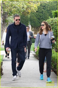 jennifer-garner-ben-affleck-step-out-together-04.jpg