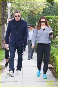 jennifer-garner-ben-affleck-step-out-together-05.jpg