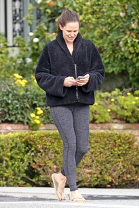 jennifer-garner-out-in-la-02-27-2019-2.jpg