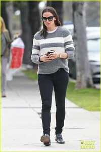 jennifer-garner-runs-errands-01.jpg
