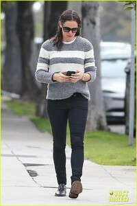 jennifer-garner-runs-errands-03.jpg