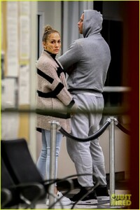 jennifer-lopez-alex-rodriguez-arrive-back-in-florida-after-getting-engaged-01.jpg