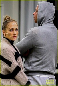 jennifer-lopez-alex-rodriguez-arrive-back-in-florida-after-getting-engaged-03.jpg