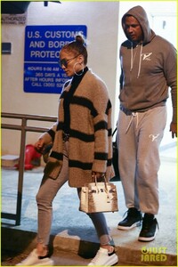 jennifer-lopez-alex-rodriguez-arrive-back-in-florida-after-getting-engaged-04.jpg