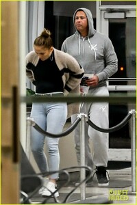 jennifer-lopez-alex-rodriguez-arrive-back-in-florida-after-getting-engaged-05.jpg