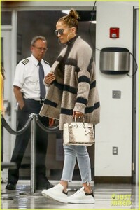 jennifer-lopez-alex-rodriguez-arrive-back-in-florida-after-getting-engaged-06.jpg