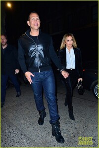 jennifer-lopez-alex-rodriguez-step-out-for-dinner-in-nyc-01.thumb.jpg.833a8d88bf9d8353b14434f9f30f86fa.jpg