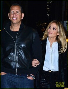 jennifer-lopez-alex-rodriguez-step-out-for-dinner-in-nyc-02.thumb.jpg.3ad054a833f92794c67223ffb273a1ea.jpg