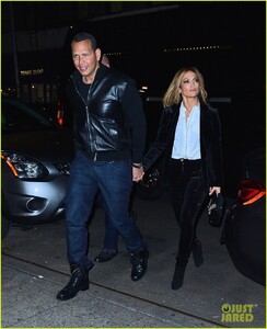 jennifer-lopez-alex-rodriguez-step-out-for-dinner-in-nyc-03.thumb.jpg.cf9f6f88728a22bef7723f4001d522f9.jpg