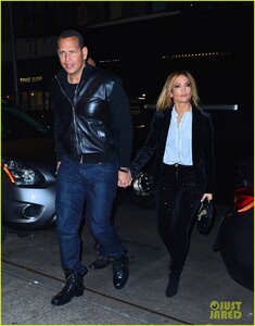 jennifer-lopez-alex-rodriguez-step-out-for-dinner-in-nyc-05.jpg