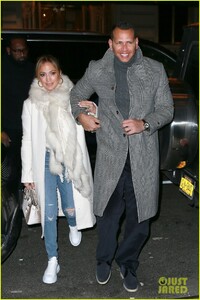 jennifer-lopez-engagement-ring-alex-rodriguez-dinner-01.jpg