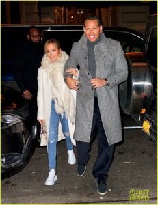 jennifer-lopez-engagement-ring-alex-rodriguez-dinner-03.jpg