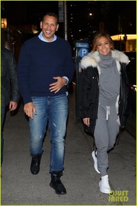 jennifer-lopez-hits-the-town-for-date-night-with-alex-rodriguez-01.jpg