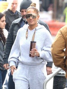 jennifer-lopez-on-the-set-of-hustlers-03-28-2019-1.jpg