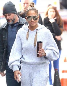 jennifer-lopez-on-the-set-of-hustlers-03-28-2019-8.jpg