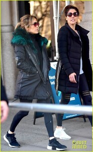 jennifer-lopez-steps-out-for-early-morning-with-sister-lynda-01.jpg