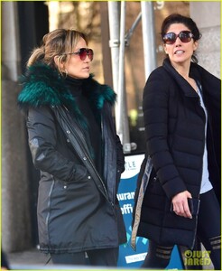 jennifer-lopez-steps-out-for-early-morning-with-sister-lynda-02.jpg